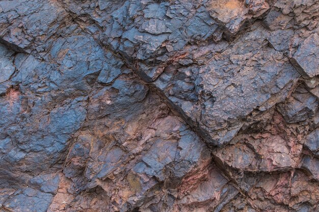 Textura de minério de ferro close-up - minerais naturais na mina. Textura de pedra de poço aberto. Extração de minerais para indústria pesada - a textura da rocha contendo minério de ferro e cobre.