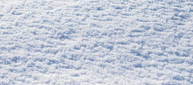 Textura de neve fofa branca em tempo ensolarado, neve com uma textura grande