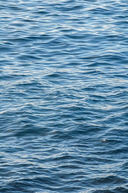 Textura de ondas de água azul no Oceano Atlântico