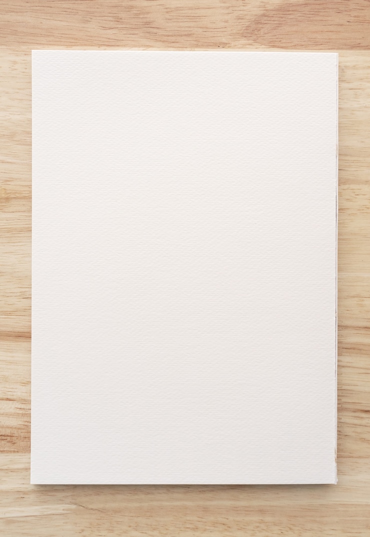 Foto textura de papel aquarela com fundo de madeira com traçado de recorte. folha de papel branco com bordas rasgadas. textura de papel de arte de alta qualidade em alta resolução.
