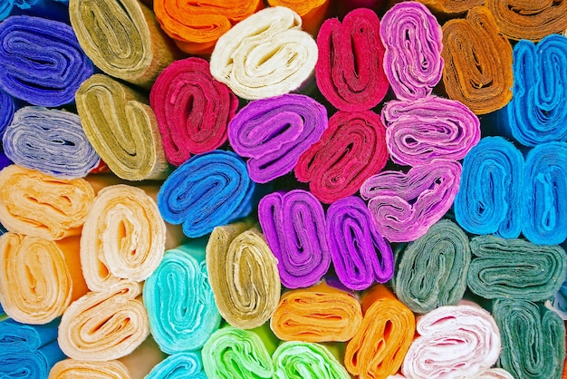 Textura de papel colorido brilhante enrolado em rolos