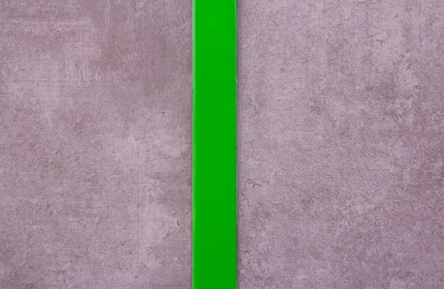 Textura de parede cinza com faixa verde polida no centro. Fundo. Design moderno.