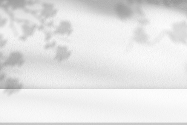 Textura de parede de concreto com sombra de flor de cerejeira Cimento branco com sobreposição de sombra de folhas no chão Fundo Sala de estúdio cinza vazia com tampo de mesa Pano de fundo para exibição de produtos cosméticos
