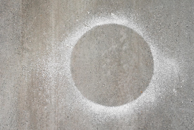 Textura de pedra Em um fundo cinza de pedra um círculo branco de açúcar em pó