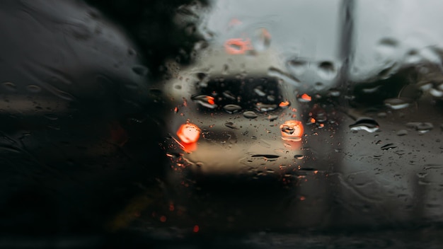 Textura de pingos de chuva no vidro do carro