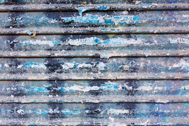 Textura de porta de ferro enferrujado grunge com listras e papéis velhos