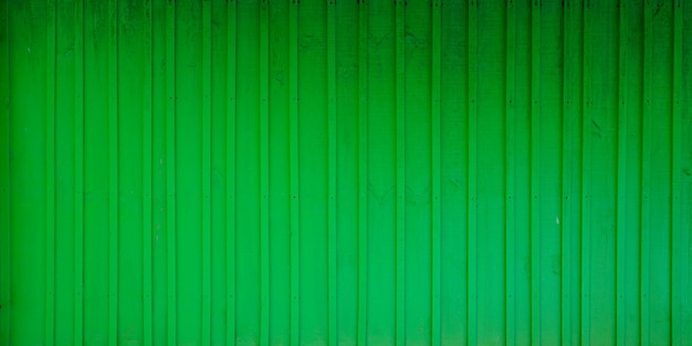 Textura de pranchas de cerca de madeira clássica verde de fundo em papel de parede de madeira no cabeçalho de formato web panorama