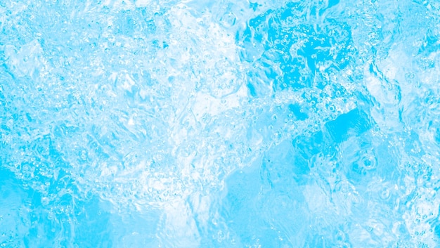 Textura de superfície de água calma de cor azul transparente turva com salpicos e bolhas Fundo de natureza abstrata na moda Ondas de água no fundo da água da luz solar