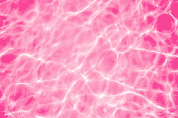 Textura de superfície de água calma transparente de cor rosa turva com salpicos e bolhas Fundo de natureza abstrata na moda Ondas de água no fundo da água da luz solar