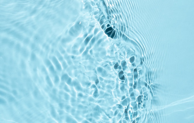 textura de superfície de água límpida de cor líquido azul com bolhas de salpicos