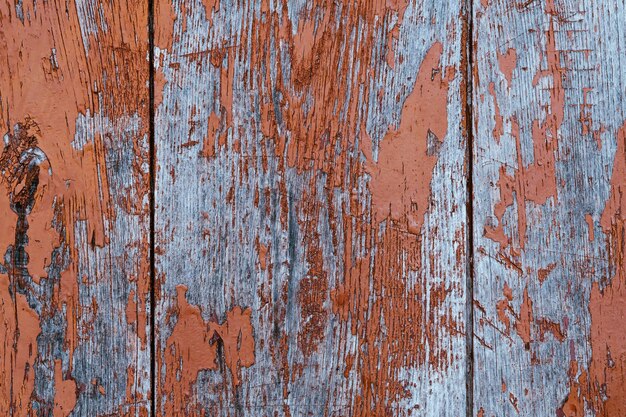 Textura de tábuas de madeira com tinta marrom muito desgastada.