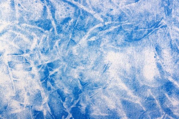 Foto textura de tecido de algodão branco com manchas azuis abstratas. fundo de tecido natural