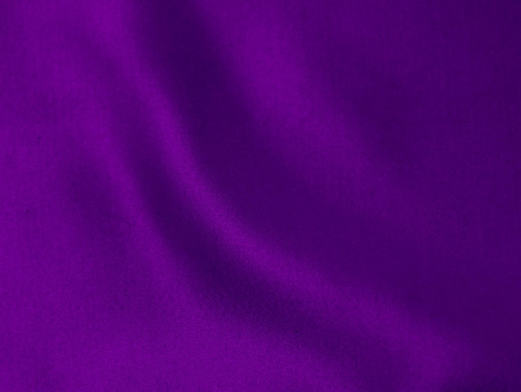 Textura de tecido de veludo roxo escuro usada como fundo tecido de panne de cor violeta fundo de material têxtil macio e liso veludo triturado tom magenta de luxo para seda