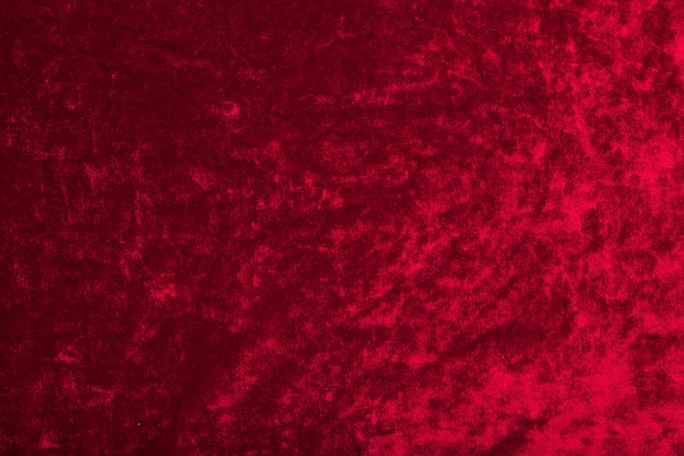 Textura de tecido de veludo vermelho com dobras em close