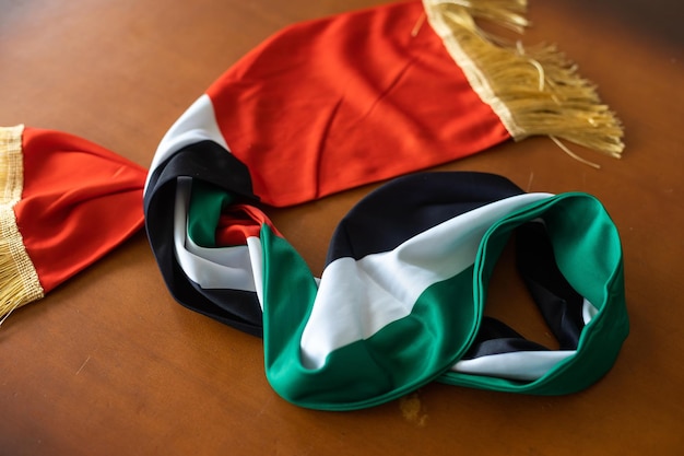 Textura de tecido ondulante da bandeira com a cor dos Emirados Árabes Unidos, bandeira de textura real dos EUA