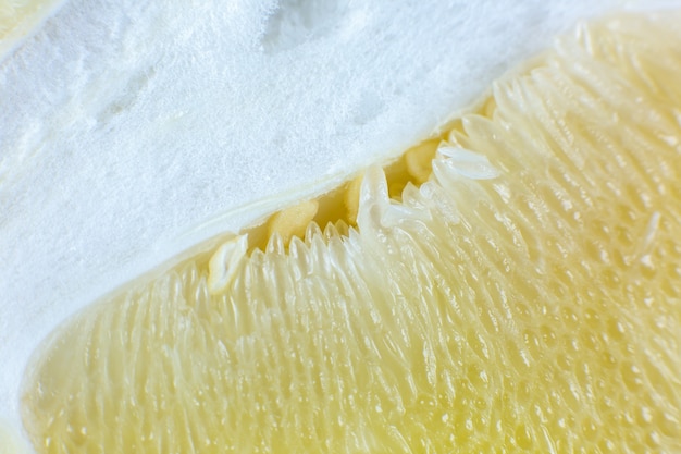 Textura de toranja dentro no fundo branco. Citrus fechar foto. Foto de estilo de vida saudável. Lindo papel de parede. Conceito vegetariano e vegan. Vitaminas da natureza.