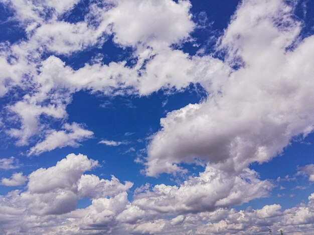 Textura de um céu azul com nuvens brancas e cinza