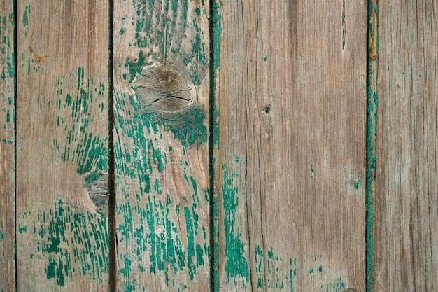 textura de uma cerca de madeira. cerca pintada de verde. pintura descascada em uma cerca velha