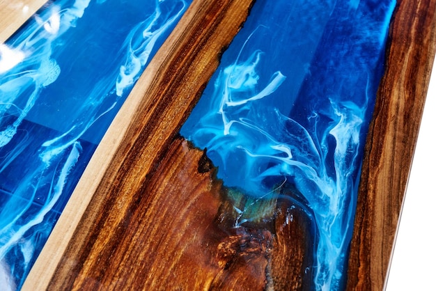 Textura de uma mesa de madeira com resina epóxi isolada em branco