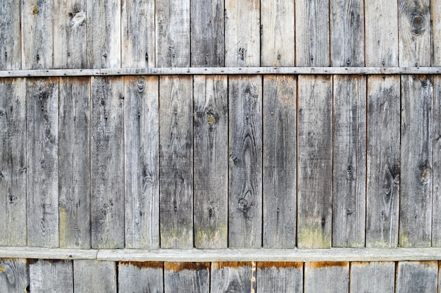 Textura de uma parede de madeira velha cinza preta uma cerca de velhas pranchas verticais e horizontais