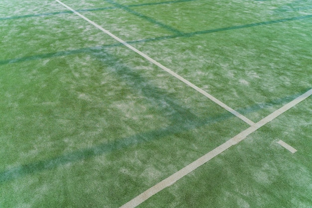 Textura de uma quadra esportiva ao ar livre vista de cima. Verde corte paddle com linhas brancas