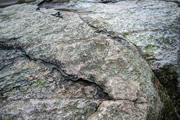 Textura y detalles de una gran piedra al aire libre