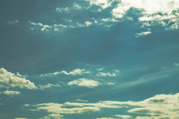 Textura dinámica de la nube y del cielo del vintage para el extracto Fondo, estilo del arte de la naturaleza de la postal, suavidad y foco de la falta de definición.