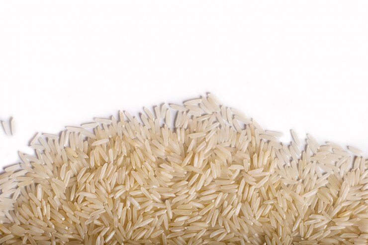 Foto textura do arroz basmati isolada no fundo branco.