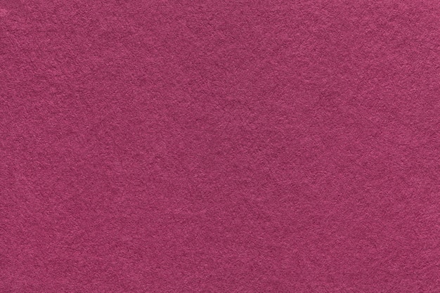 Foto textura do fundo de papel roxo velho, close up. estrutura do cartão magenta denso