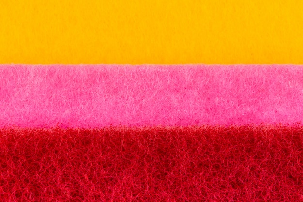 Textura do fundo macro do close-up das washcloths cor-de-rosa amarelas com de perto.
