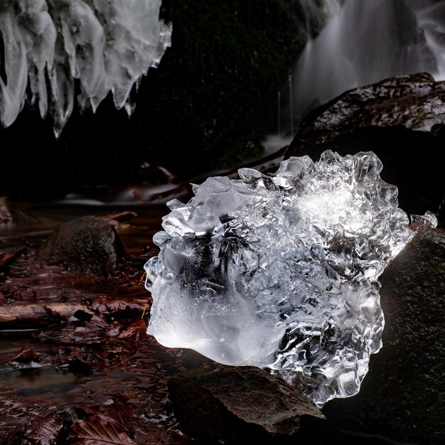 Foto textura do gelo de perto no detalhe macro icebergs congelados de água doce do riacho da cachoeira da floresta