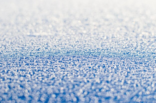 Textura do primeiro gelo frio espumante. pano de fundo azul nevado. fundo de inverno para o projeto. abstração na natureza.