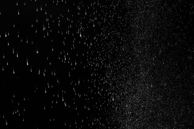 Foto textura del efecto de superposición de lluvia fondo negro gotas transparentes cayendo sobre un fondo negro