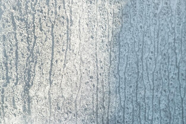 Textura de escarcha blanca sobre vidrio, fondo de invierno helado.