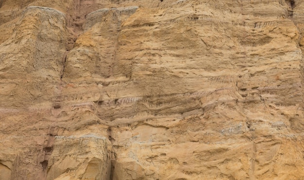 La textura y estructura de las rocas de las montañas rocosas.