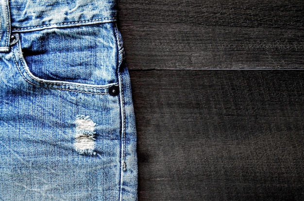 Textura de la falta de jeans y blue jeans en el piso de madera