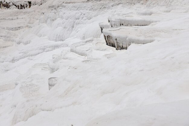 Textura de las famosas piscinas y terrazas de travertino azul de Pamukkale