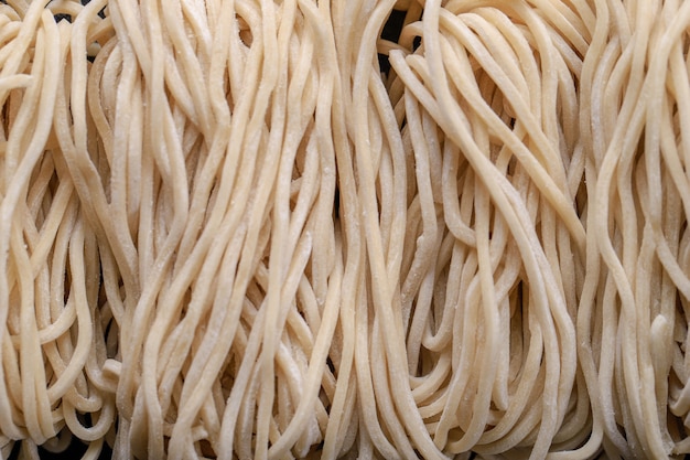 Textura de fideos ramen asiáticos crudos, fideos de huevo o Mie Ayam