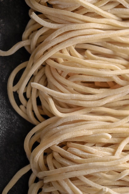 Textura de fideos ramen asiáticos crudos, fideos de huevo o Mie Ayam