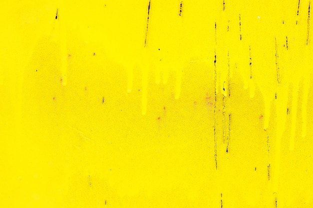 Textura de fondo abstracto de metal amarillo oxidado de un plato viejo con pintura agrietada manchada goteando