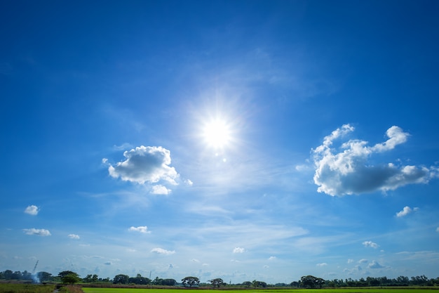 Foto textura del fondo del cielo azul con las nubes blancas.