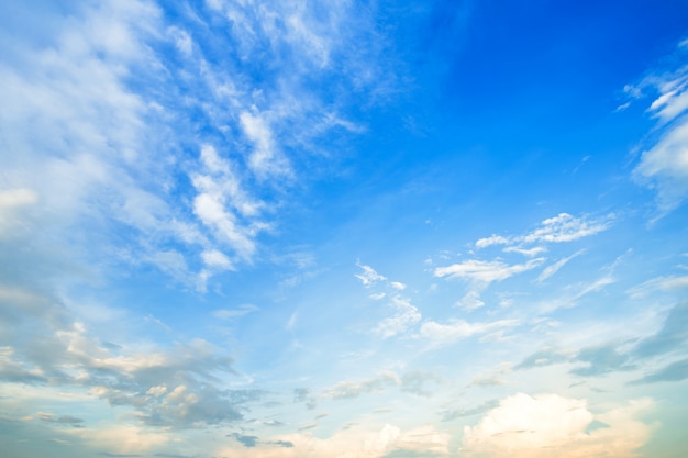 Textura del fondo del cielo azul con puesta del sol de las nubes blancas.