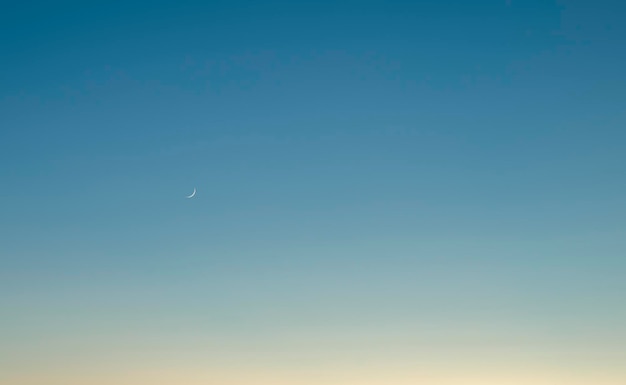 textura de fondo cielo de la tarde y luna joven