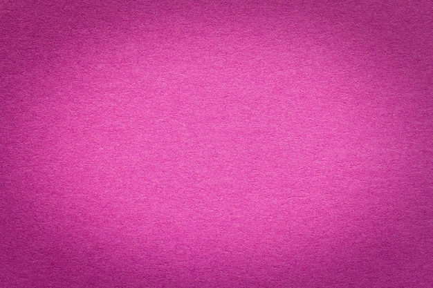 Textura de fondo degradado de papel púrpura vintage con viñeta oscura Estructura de cartón magenta artesanal con marco