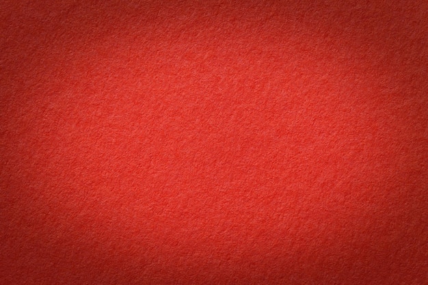 Textura de fondo degradado de papel rojo vintage con viñeta oscura Estructura de cartón rubí artesanal con marco