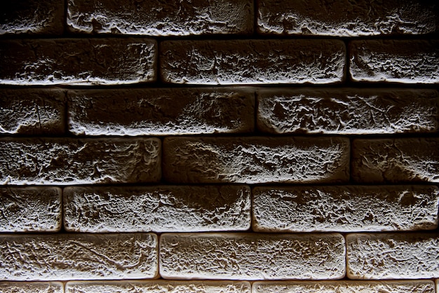 Textura, fondo muro de piedra con luz de fondo desde abajo.