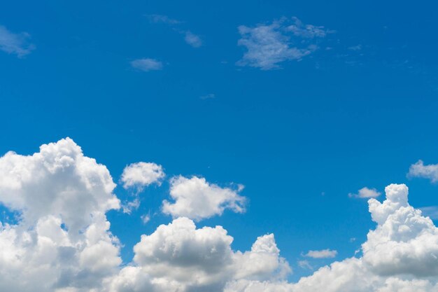 Textura de fondo de naturaleza esponjosa blanca de cielo azul y nubes