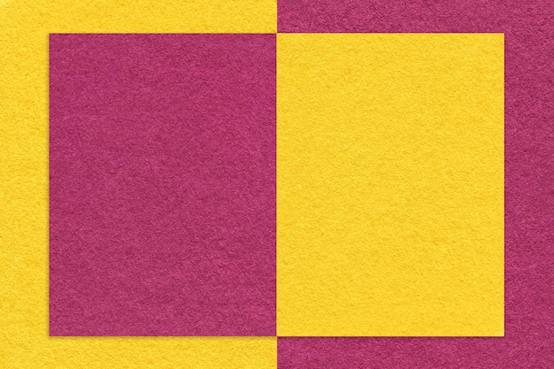 Textura de fondo de papel amarillo y morado con forma geométrica y patrón macro Cartón dorado y lila artesanal