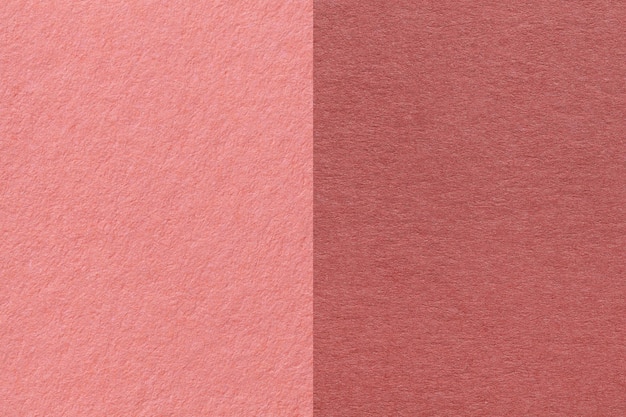 Textura de fondo de papel artesanal rosa y granate medio dos colores macro Estructura de cartón rosa denso vintage