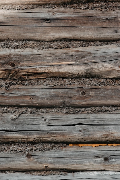 La textura de fondo de la pared está hecha de viejas tablas de madera marrones.